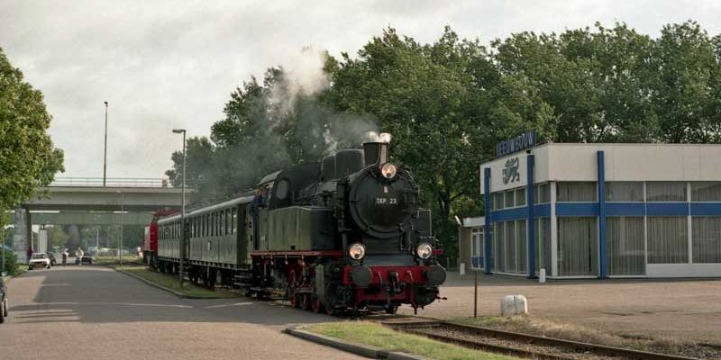 8g. Zwolle 10september 1994, pendeltrein met VSM TKP 23 langs Russenweg (foto R. van Putten)